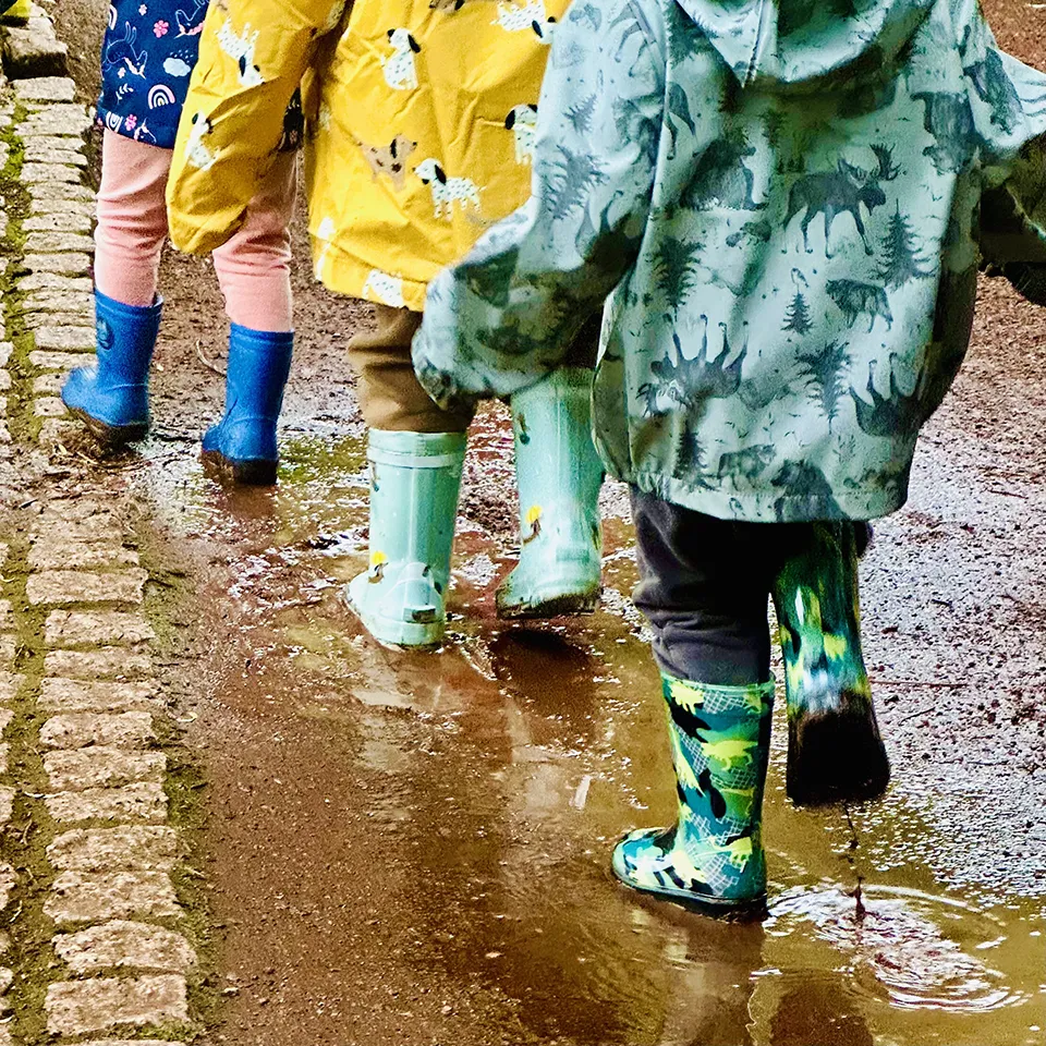Kinder im Matsch